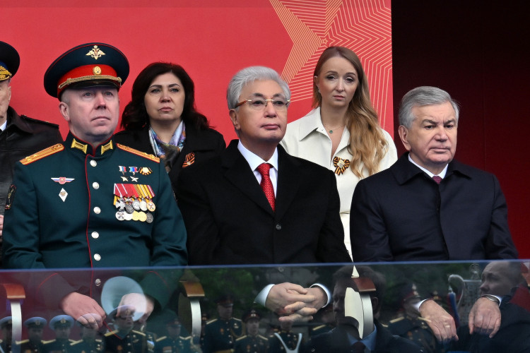Токаев посетил военный парад по случаю Дня Победы в Москве