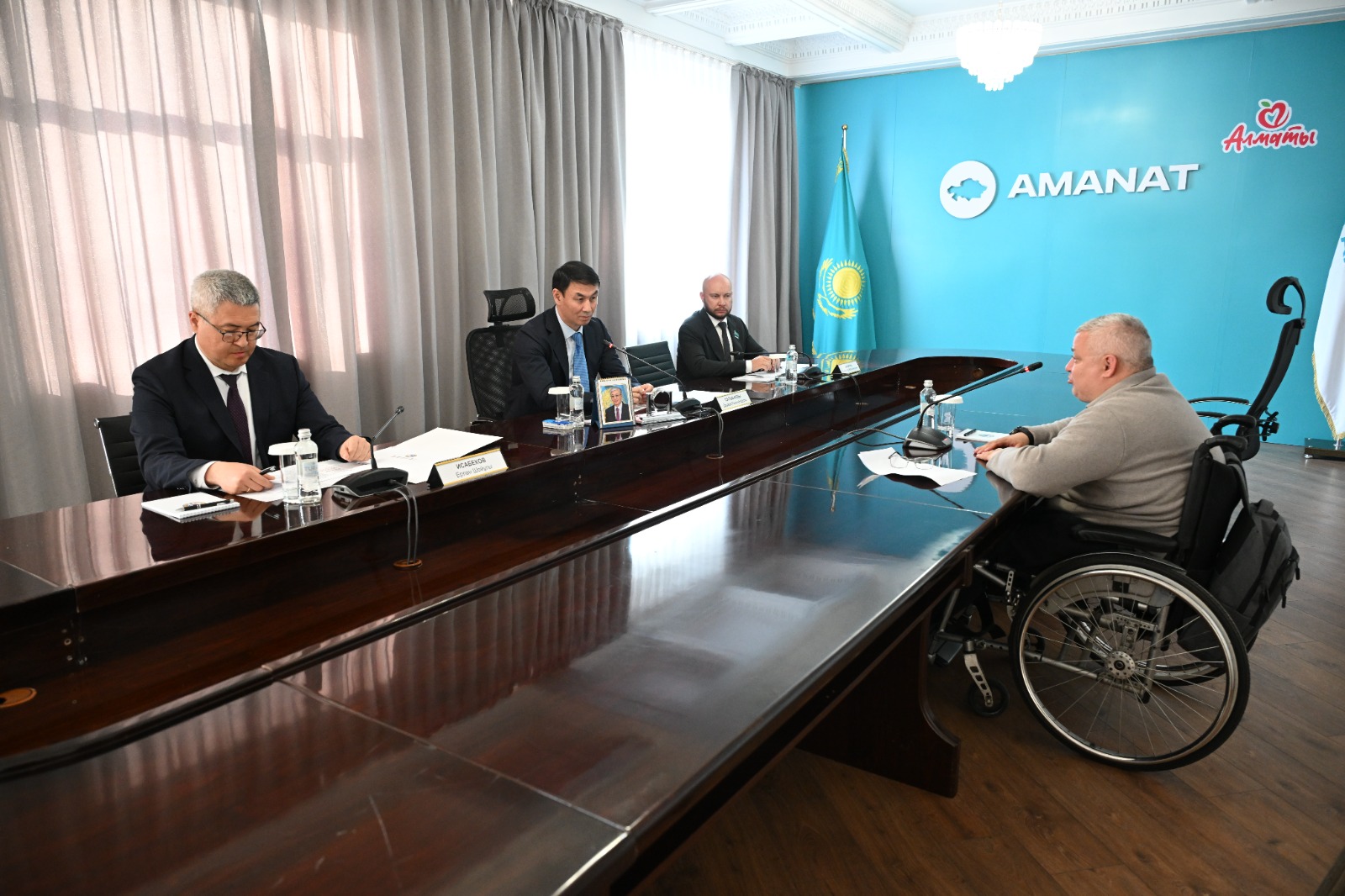 Аким Алматы провел прием граждан на площадке партии AMANAT