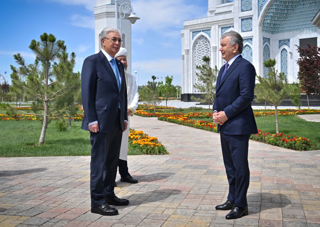 Президенты Казахстана и Узбекистана посетили новую мечеть Туркестана
