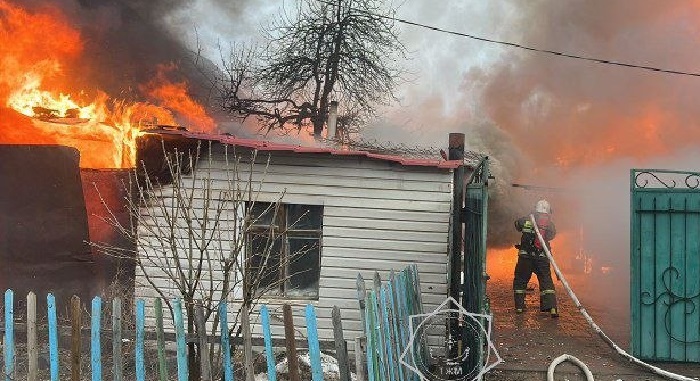 Сотрудник полиции вынес пенсионерку из горящего дома в Алматинской области
