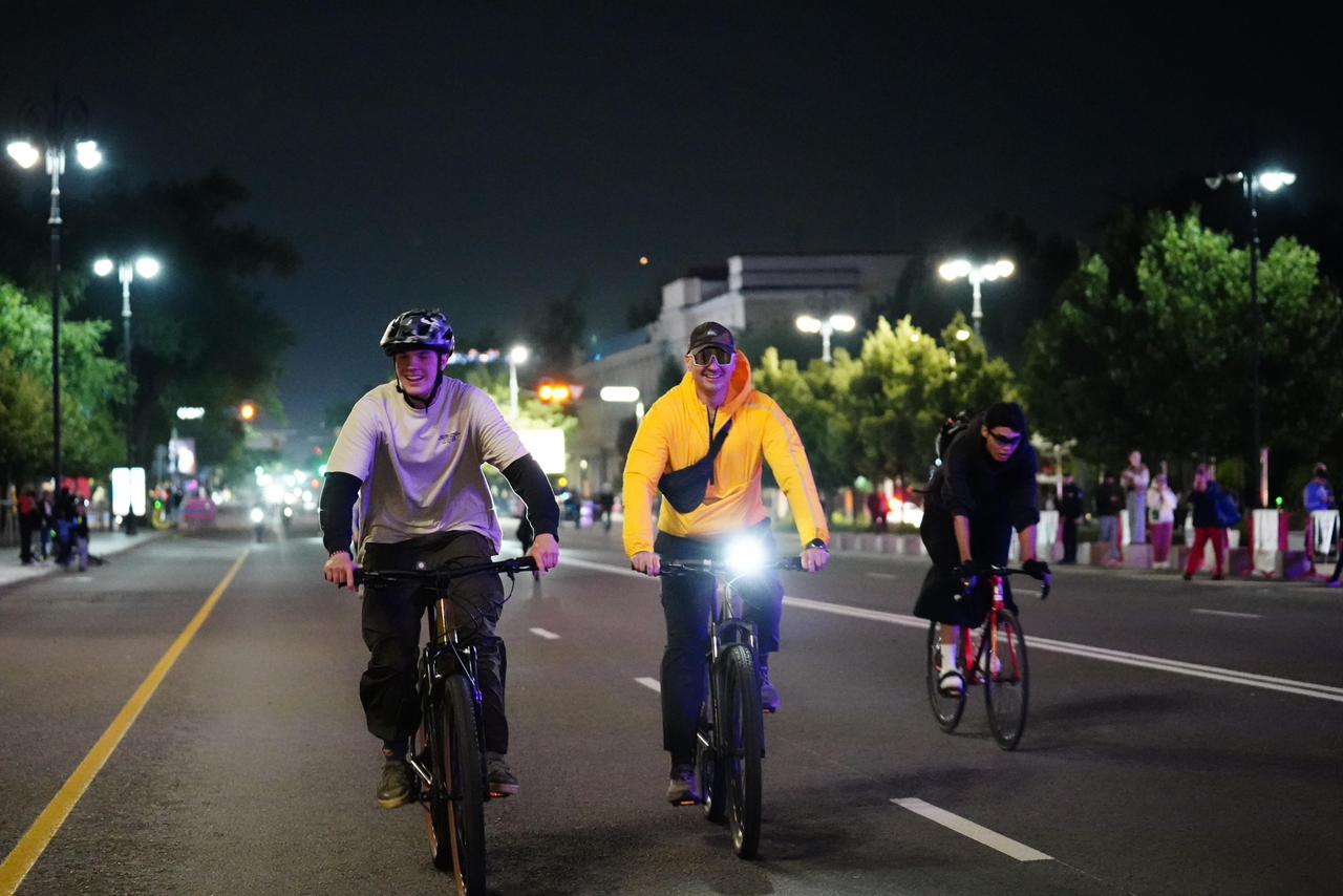 В Алматы впервые состоялся масштабный ночной велопробег Almaty Glow Ride