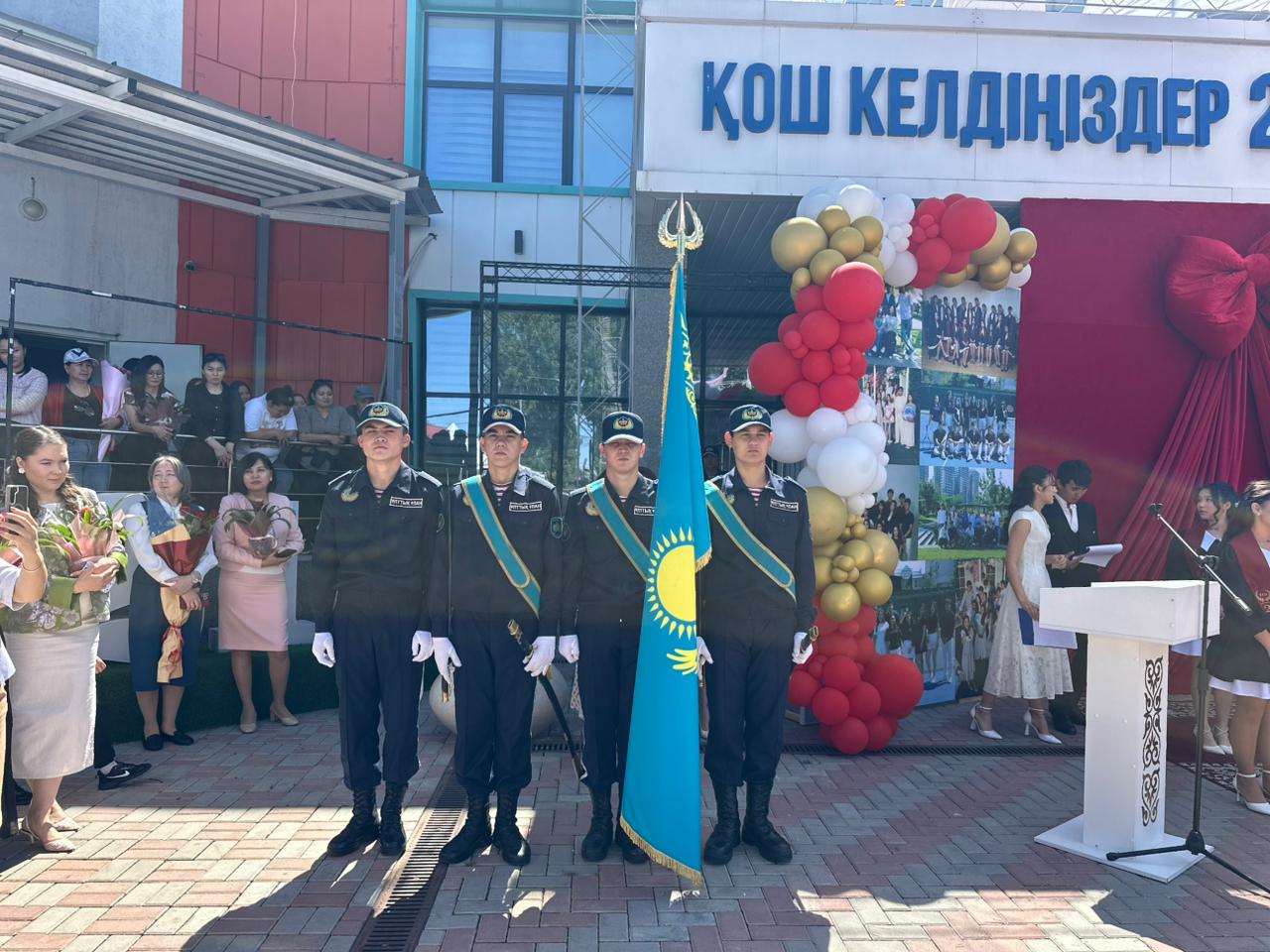 Последний звонок под звуки военного оркестра: необычная церемония прошла в школе-лицее №210 Алматы