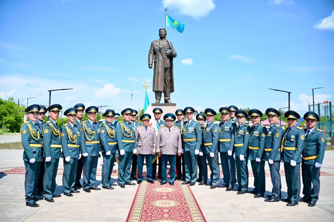 Казахстанские военнослужащие почтили память Сагадата Нурмагамбетова