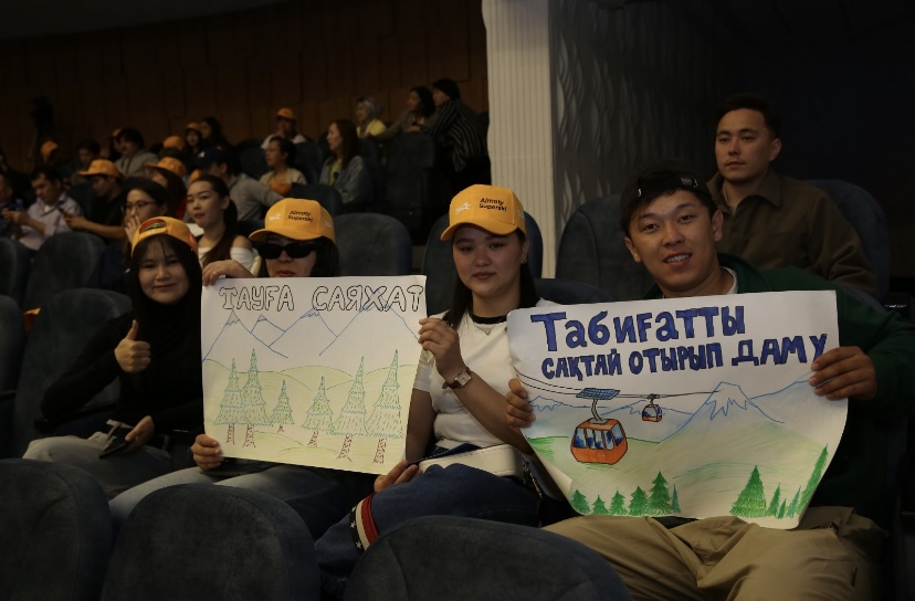 Молодежь с плакатами поддержала проект Almaty Superski на общественных слушаниях в Алматы