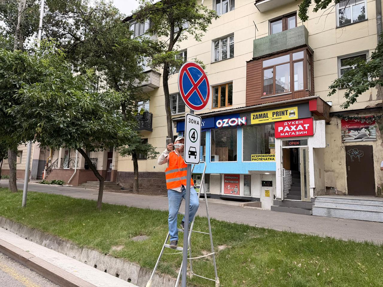 В Алматы устанавливают дорожные знаки в рамках пилотного проекта LEZ