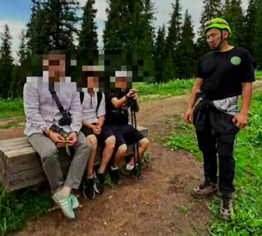 В горах Алматы спасатели нашли заблудившегося 13-летнего подростка