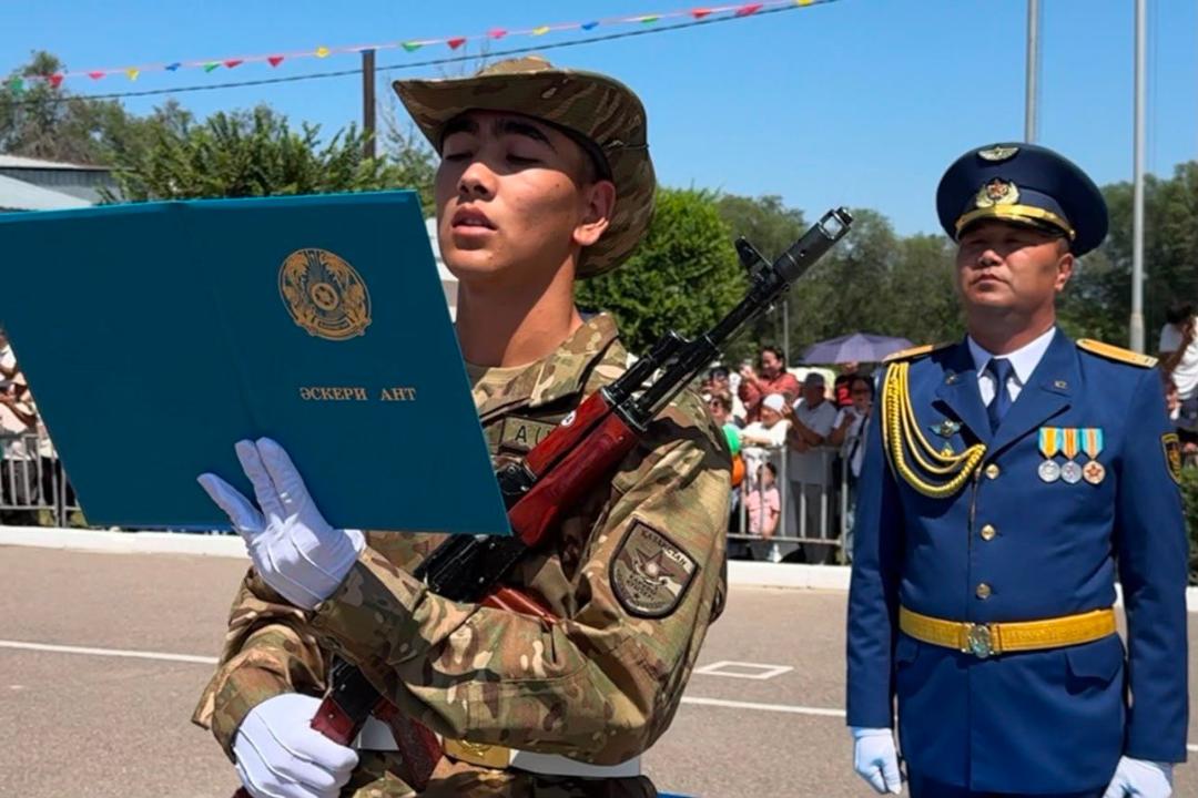 Выигравший «путевку в армию» житель Жаркента присягнул на верность Родине в Алматы