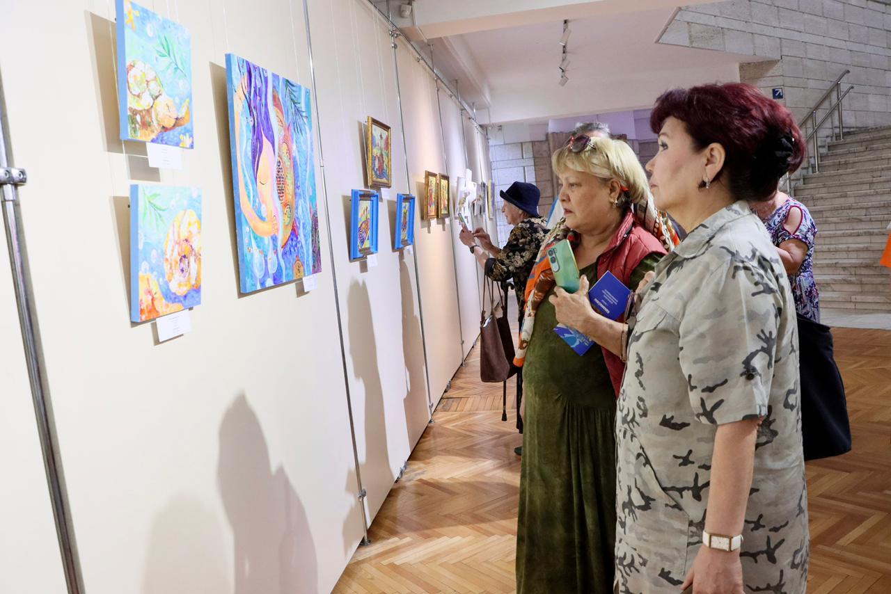 В Алматы открылась персональная выставка художника-педагога Елены Каркавиной