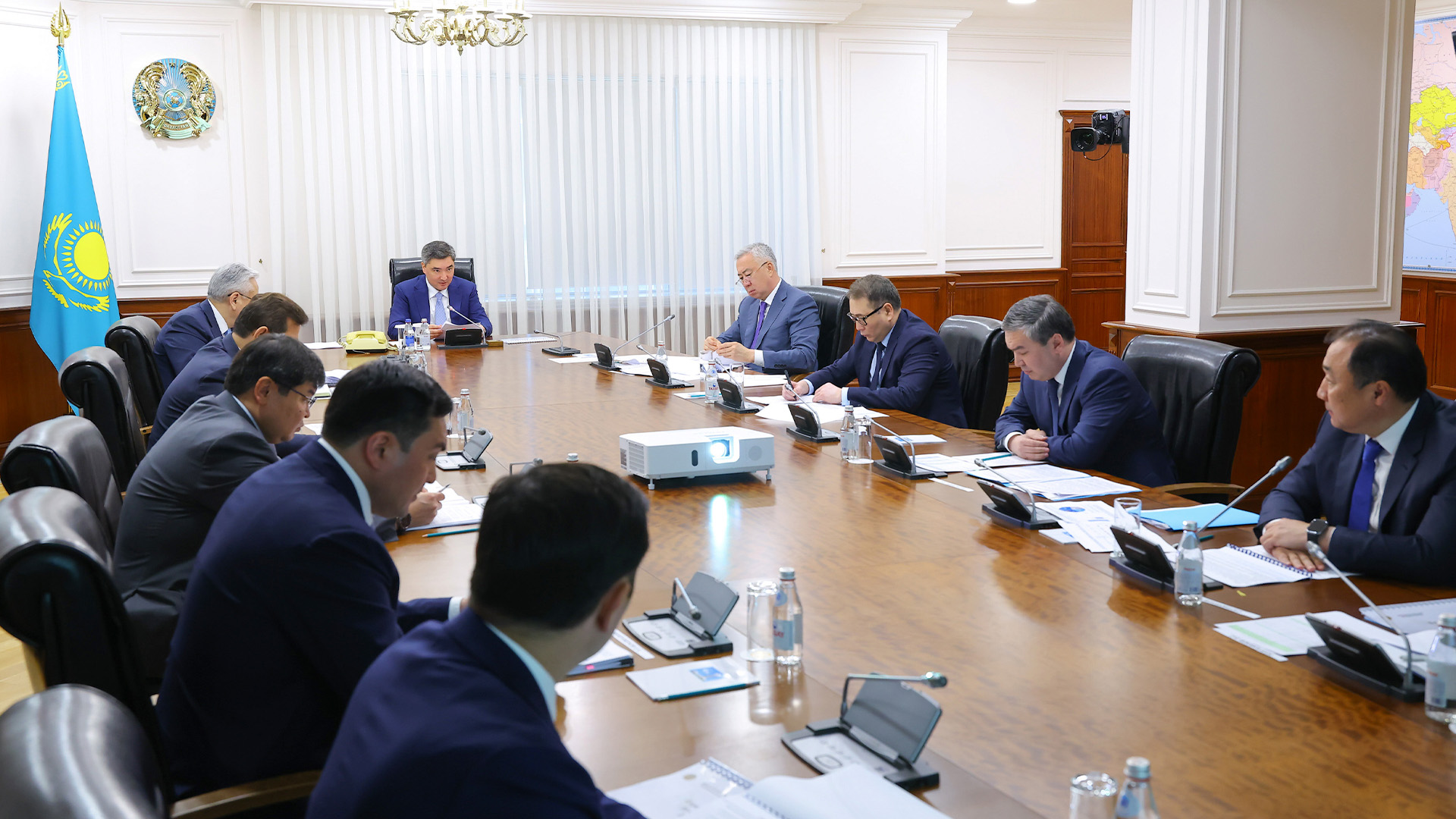 Олжас Бектенов поручил усилить работу по обеспечению роста экономики
