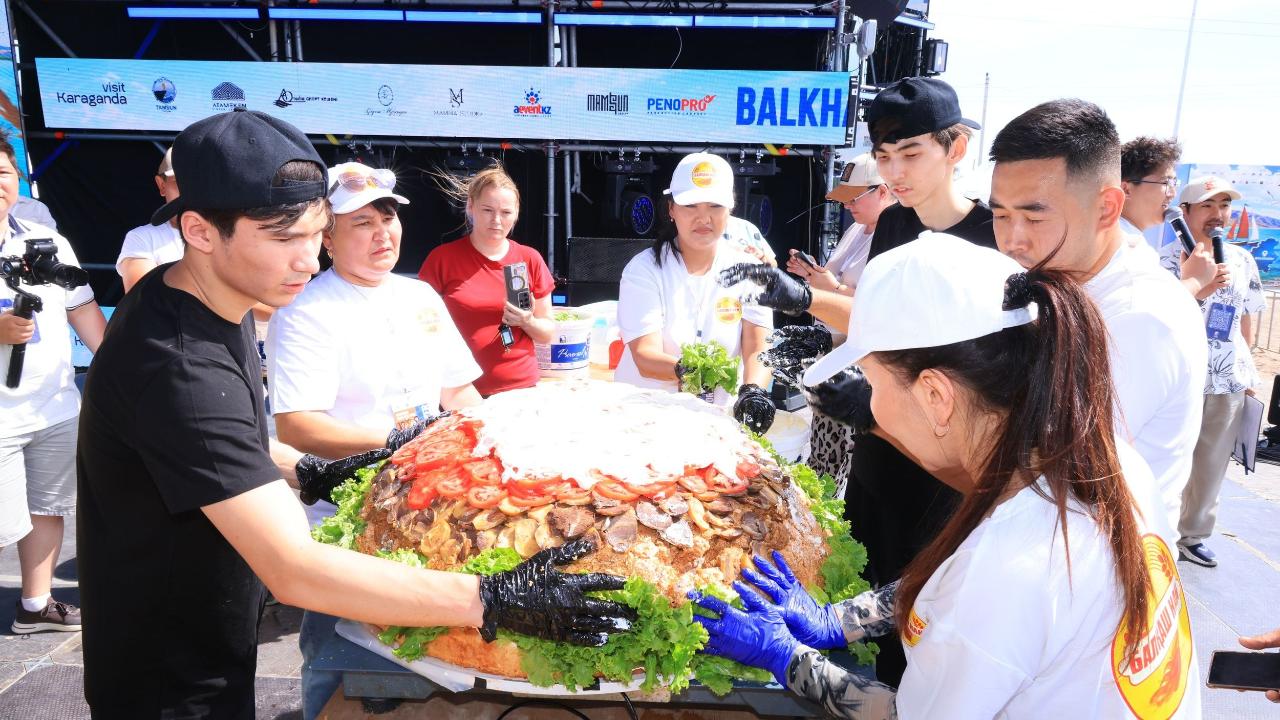 Balkhash Tour Fest: огромный казыбургер вошел в Книгу рекордов Казахстана