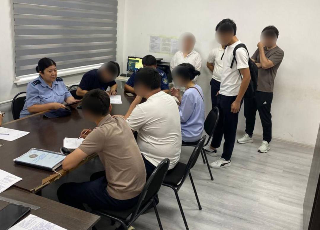 Полиция пресекла нарушения ПДД во время выпускного автокортежа в Кентау