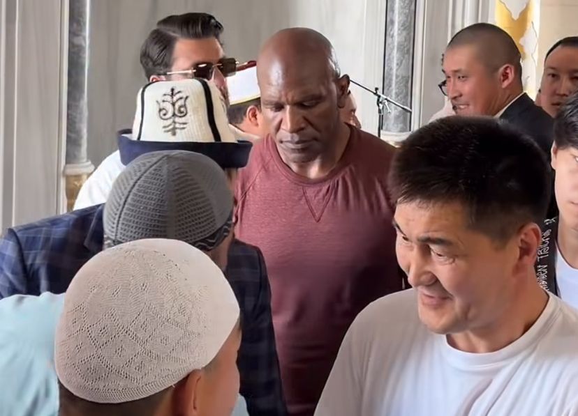 Легендарный Эвандер Холифилд посетил пятничный намаз в центральной мечети Бишкека