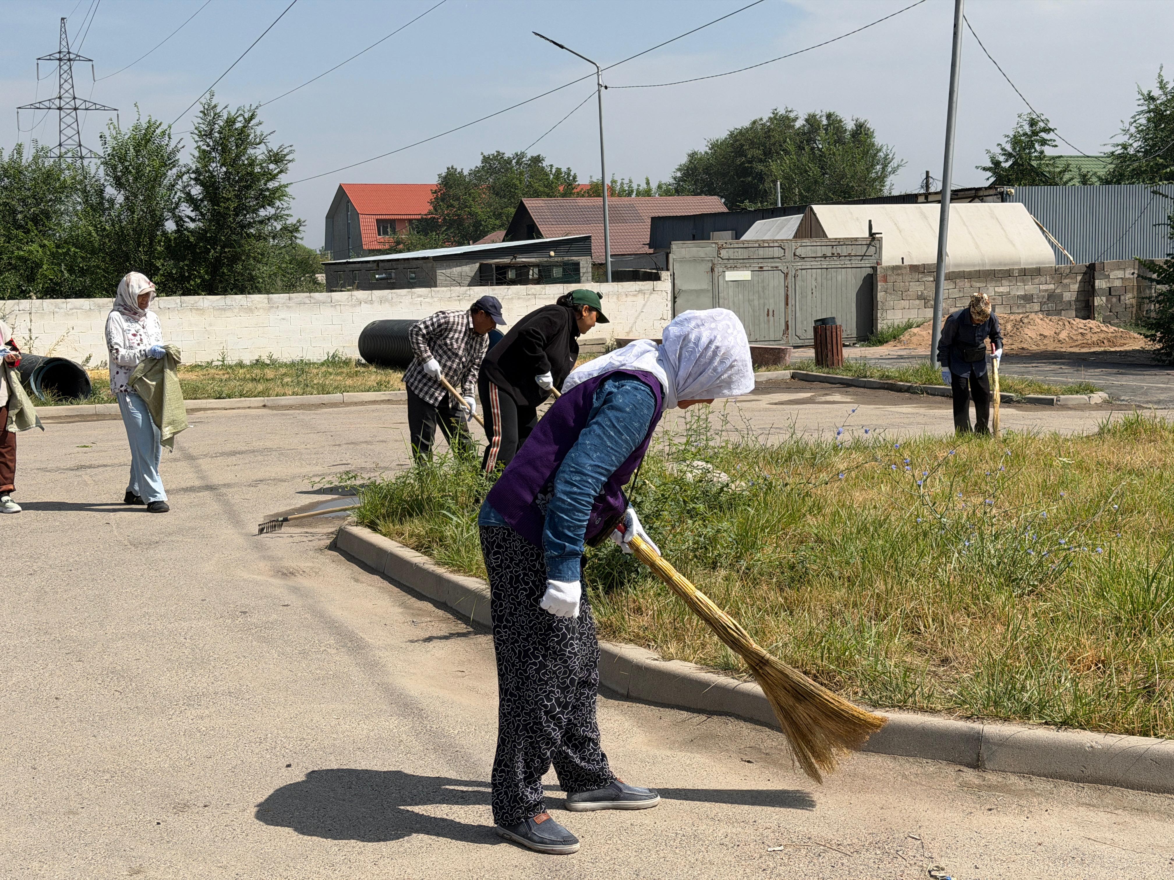 В Алматы на субботнике собрали свыше 900 кубометров мусора