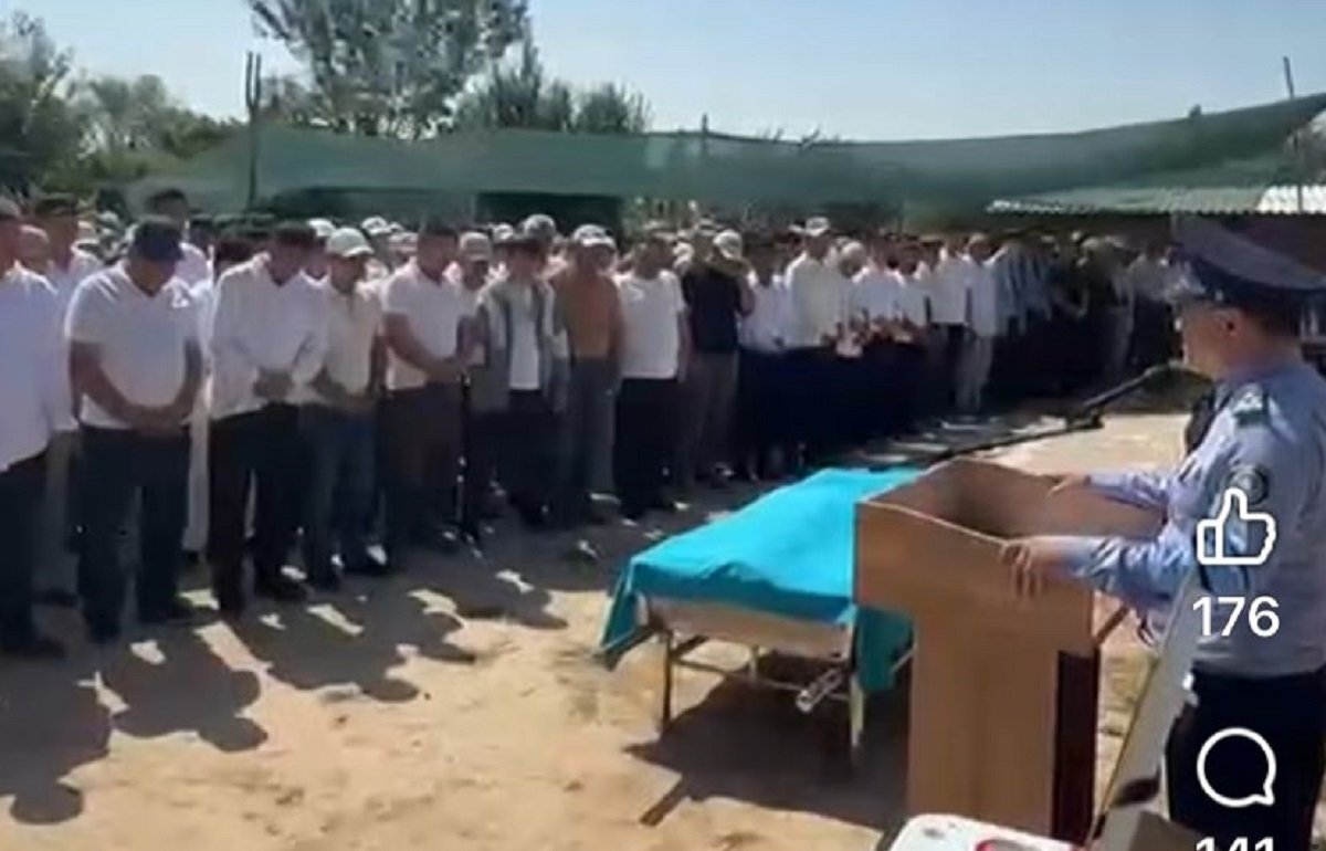 В Туркестане простились с погибшим при исполнении полицейским
