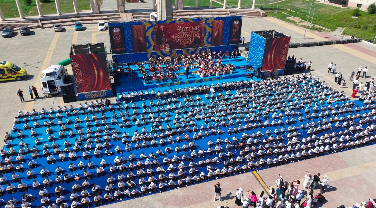 В Национальный день домбры 1500 актюбинских домбристов исполнили кюи казахских композиторов