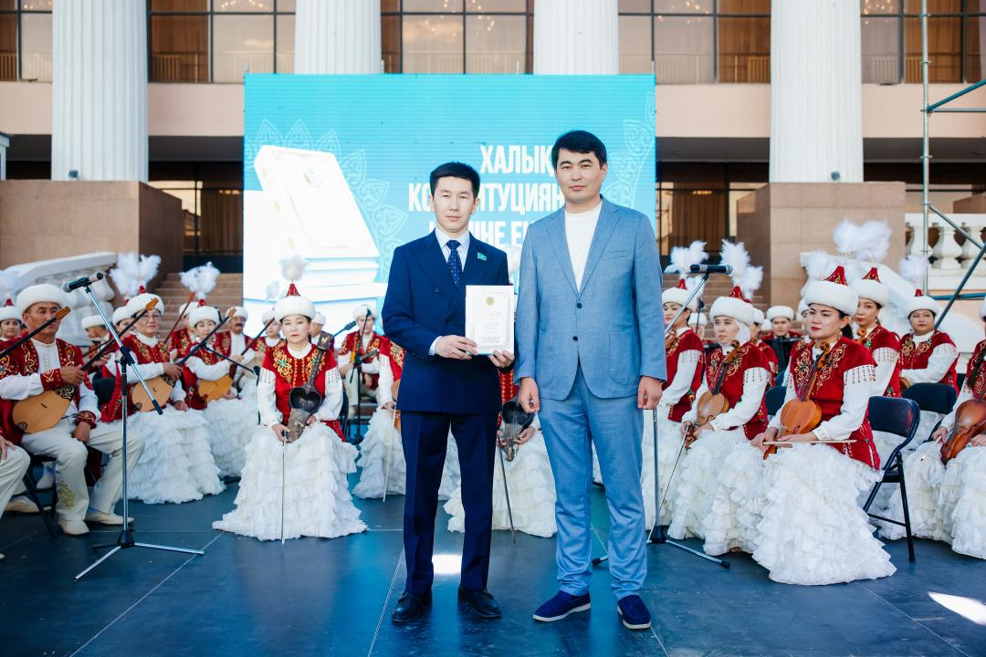 Первые экземпляры Новой Конституции вручили активным молодым людям Атырау