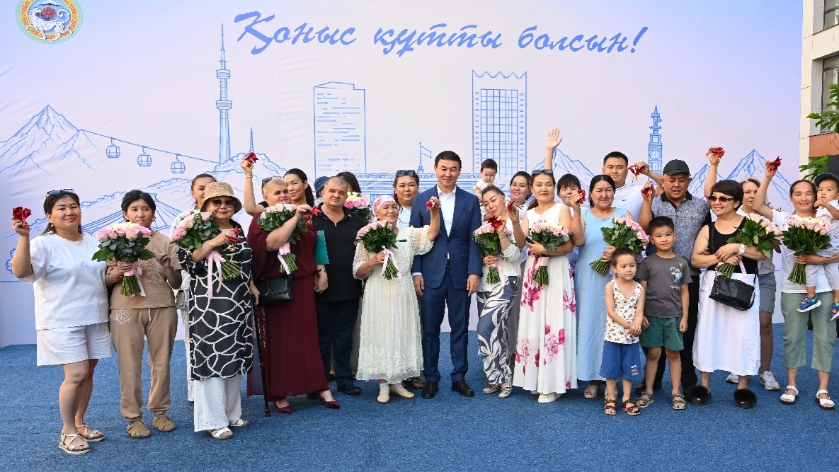 885 семей получат ключи от новых квартир в Алматы