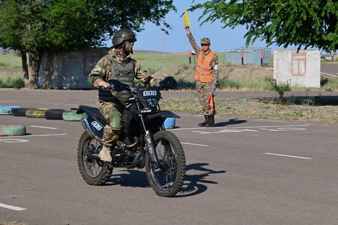 Военнослужащие Сухопутных войск осваивают мотоциклы для выполнения боевых задач