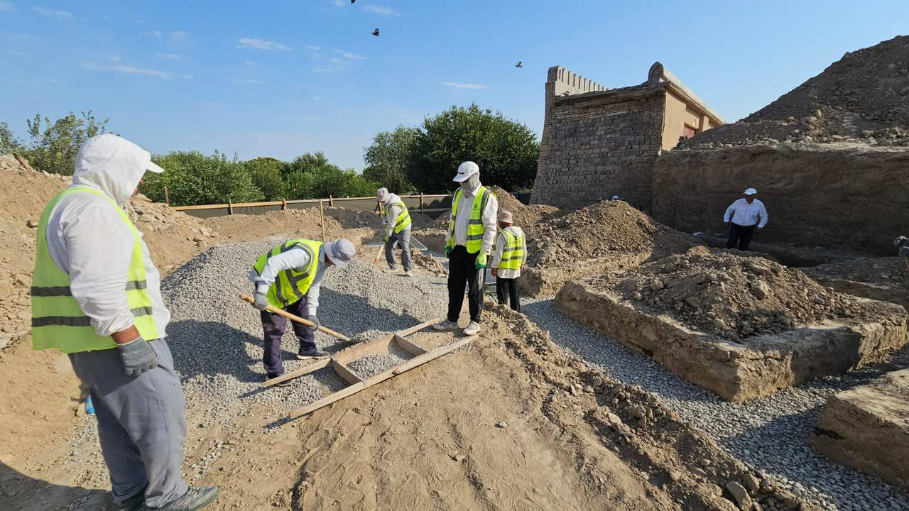 В Туркестане реставрируют участок крепостной стены древнего городища