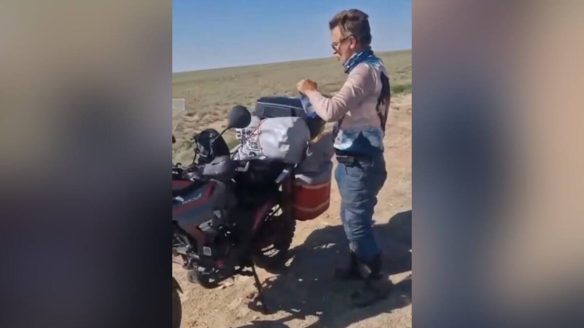 В Мангистауской области полицейские помогли туристу-мотоциклисту