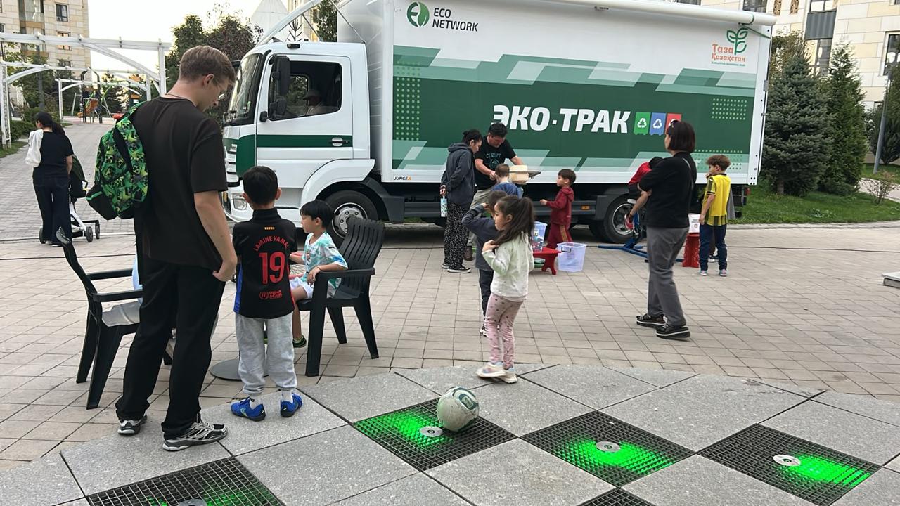В Алматы Эко-Трак продолжит выездные акции по сбору вторсырья: следующая остановка - школа-гимназия №209