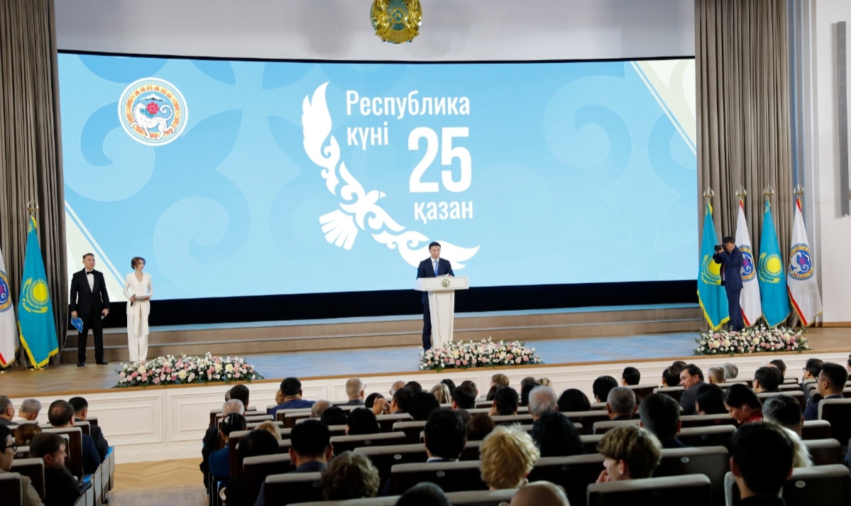 Дархан Сатыбалды вручил алматинцам государственные награды ко Дню Республики