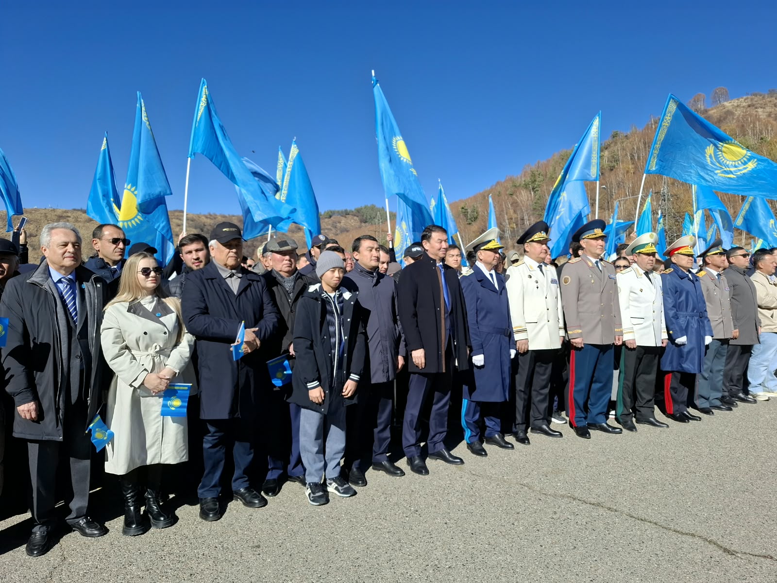 Под звуки гимна: около 1500 алматинцев встретили День Республики на Медеу
